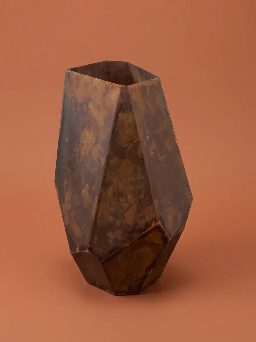 Göktaşı Saksı – Fasetli Geometrik Metal Dış Mekân Ekim Kabı · Corten Görünümlü Oksit