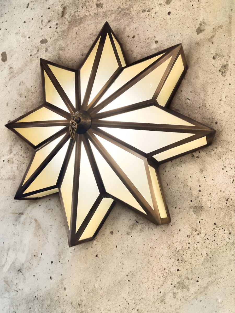Yedi Köşeli Yıldız Plafonyer – Opal Camlı Pirinç Tavan Armatürü Ø50 cm