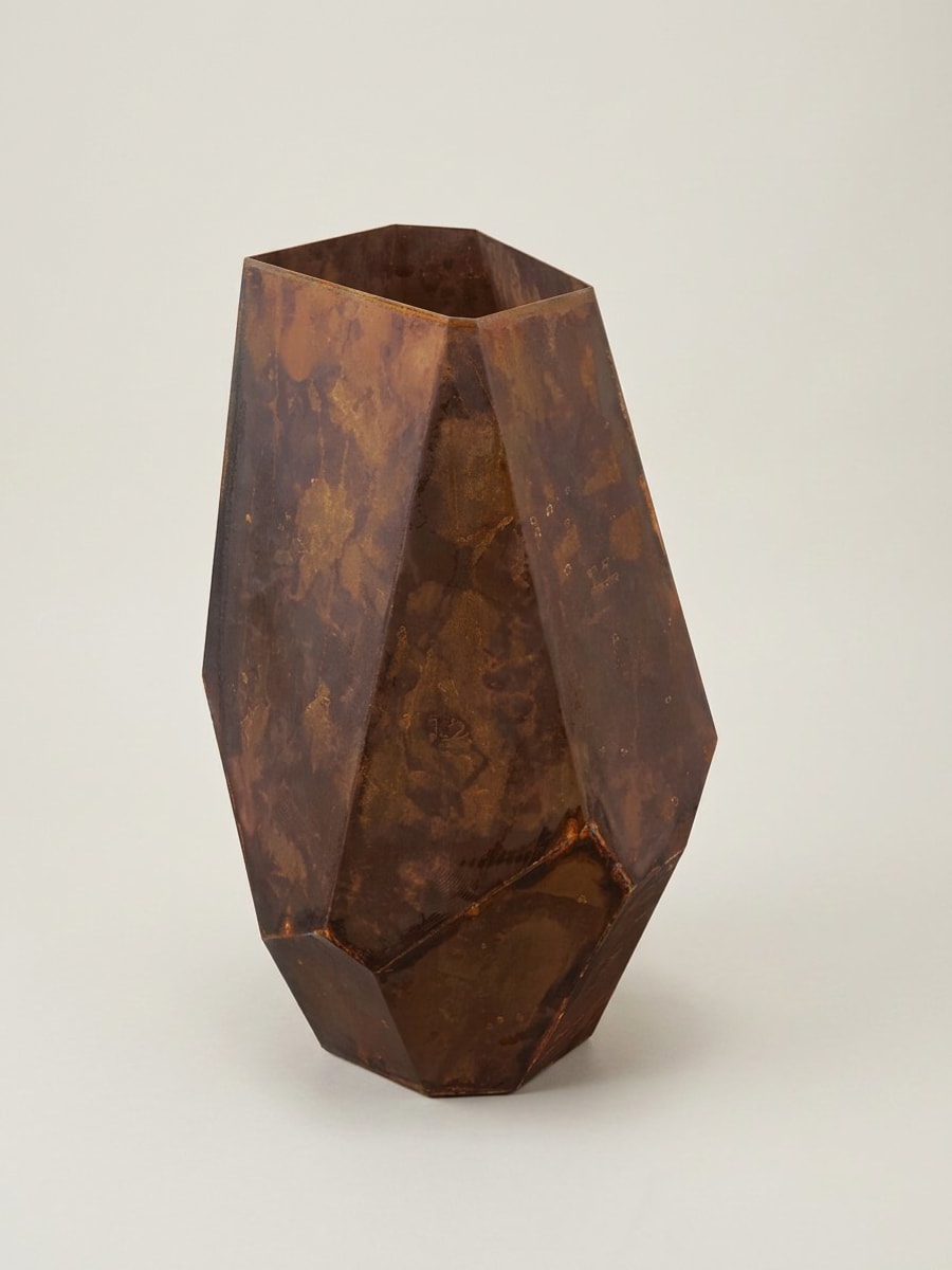 Göktaşı Saksı – Fasetli Geometrik Metal Dış Mekân Ekim Kabı · Corten Görünümlü Oksit