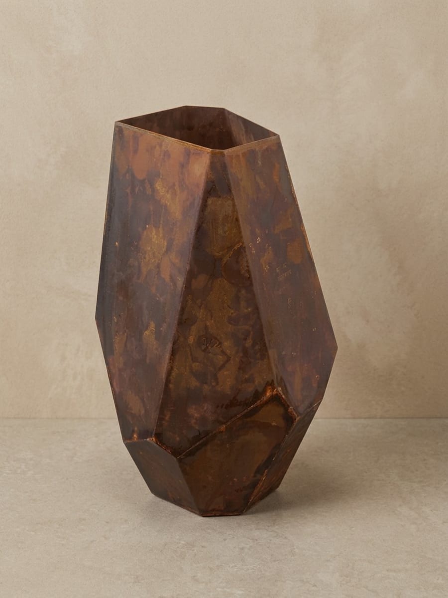 Göktaşı Saksı – Fasetli Geometrik Metal Dış Mekân Ekim Kabı · Corten Görünümlü Oksit