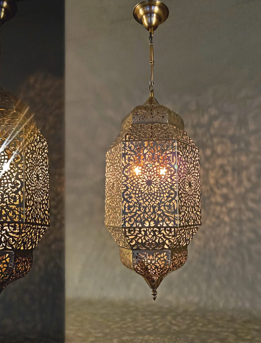 El Yapımı Pirinç Avize – Geleneksel Fas Geometrik Desen