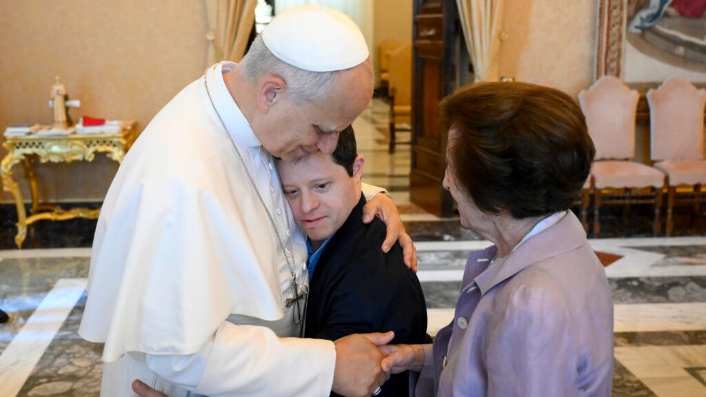Papa Leon al XIV-lea îmbrățișează un participant la audiența sa cu membri ai Fundației Jérôme Lejeune în Palatul Apostolic de la Vatican pe 22 iunie 2026. | Credit: Vatican Media