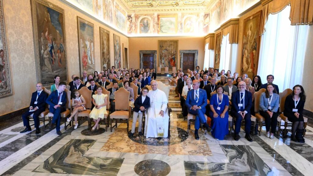 Papa Leon al XIV-lea face o fotografie cu membri ai Fundației Jérôme Lejeune în Palatul Apostolic de la Vatican pe 22 iunie 2026. | Credit: Vatican Media