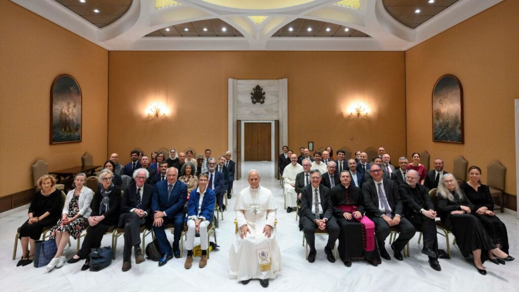 Le pape Léon XIV pose pour une photo lors d'une audience avec 28 écrivains venus du monde entier, dont les Américains Marilynne Robinson, Elizabeth Strout, Phil Klay, Jonathan Safran Foer et Paul Elie, au Vatican le 24 juin 2026. | Crédit : Vatican Media