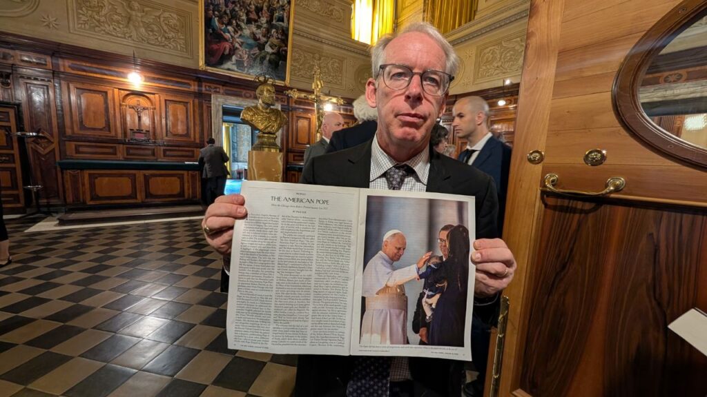 Paul Elie, un auteur américain et chercheur senior à l'Université de Georgetown, tient son article du New Yorker sur le pape Léon XIV dans une sacristie de la basilique Saint-Pierre au Vatican le 24 juin 2026. | Crédit : Ishmael Adibuah/EWTN News