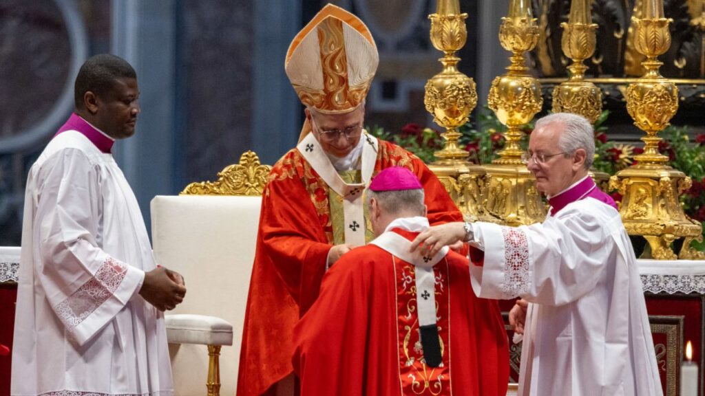 Le pape Léon XIV remet le pallium à l’archevêque de New York Ronald Hicks lors d’une messe pour la solennité des saints Pierre et Paul à la basilique Saint-Pierre le 29 juin 2026 au Vatican. | Crédit : Daniel Ibanez/EWTN News