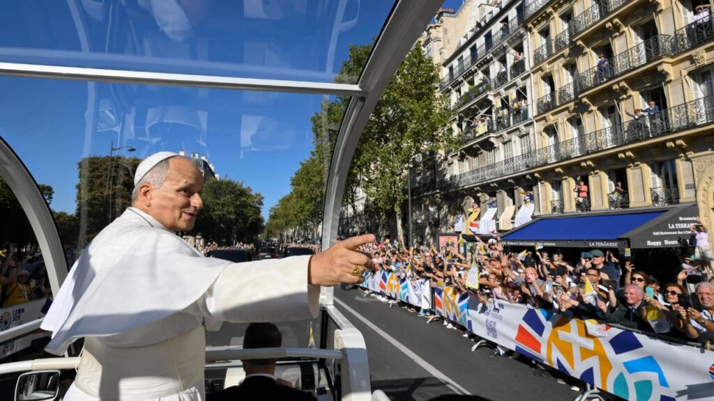 Paris gives Pope Leo XIV a joyful welcome as thousands lined the streets for his first popemobile ride through the French capital on Sept. 25, 2026. | Credit: Vatican Media