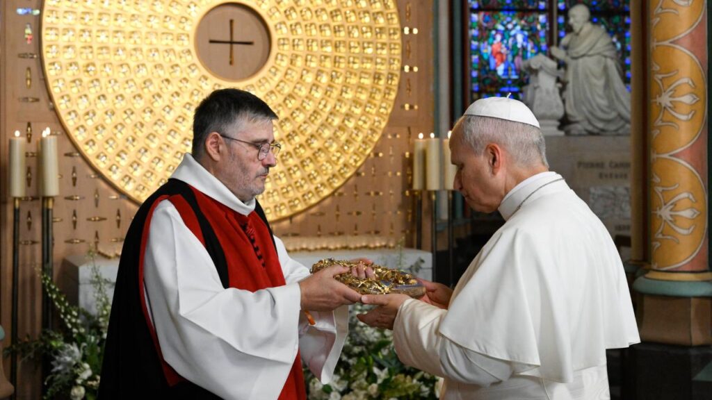 Upon entering the Notre-Dame Cathedral in Paris, the pope visits a chapel to pray before the Blessed Sacrament on Sept. 25, 2026, and then venerated a relic of the Crown of Thorns. | Credit: Vatican Media