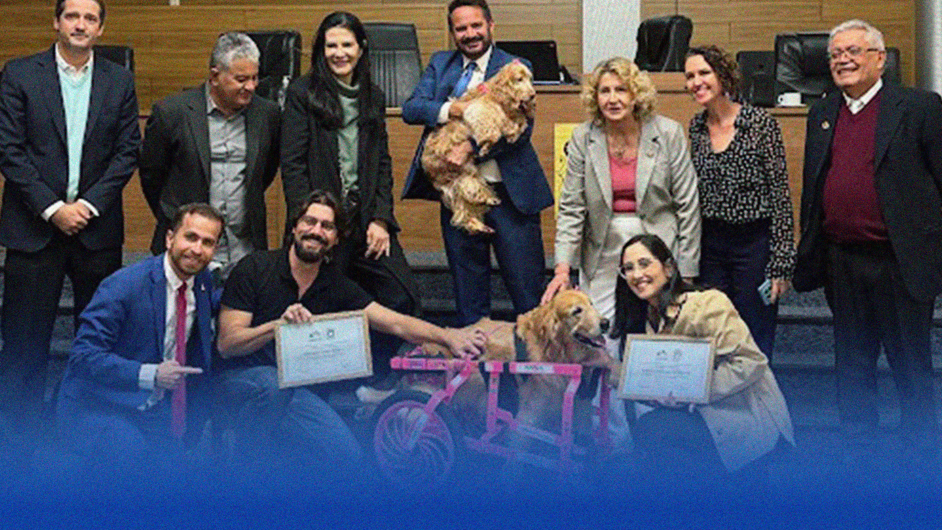 Alexandre da Horta homenageia tutores da golden Olívia com Certificado Chiquinho do Resgate