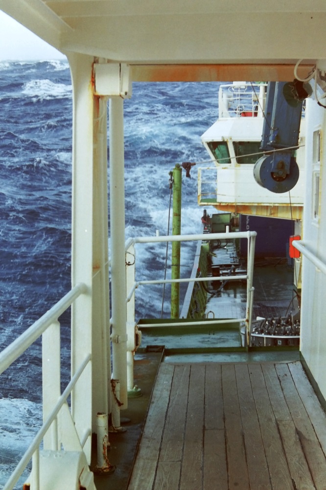 RRS Discovery waves