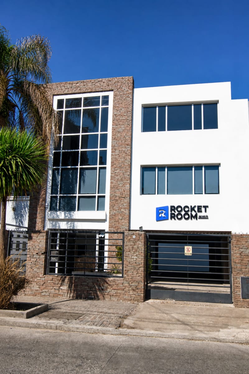 Frente del edificio de Rocket Room en Olivos