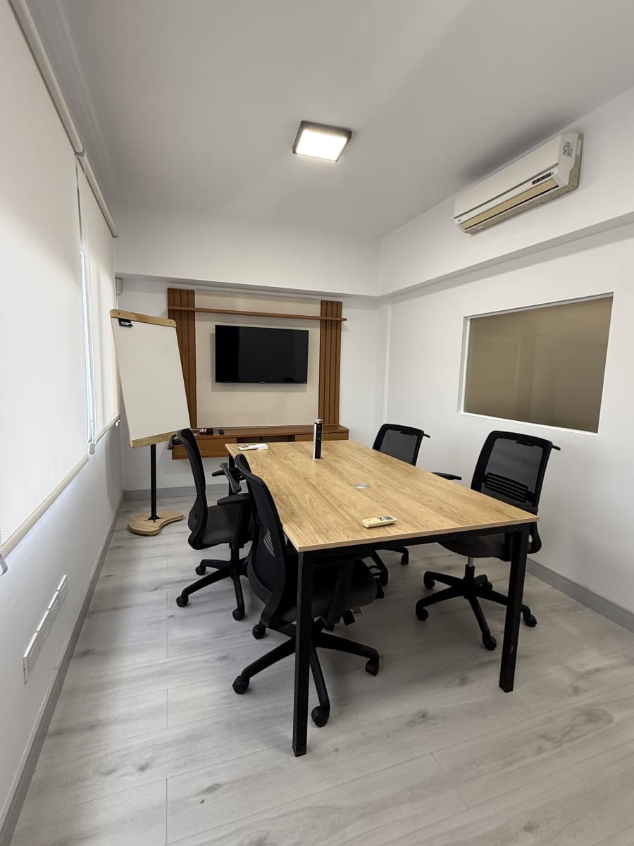Oficina privada con puerta cerrada en Rocket Room