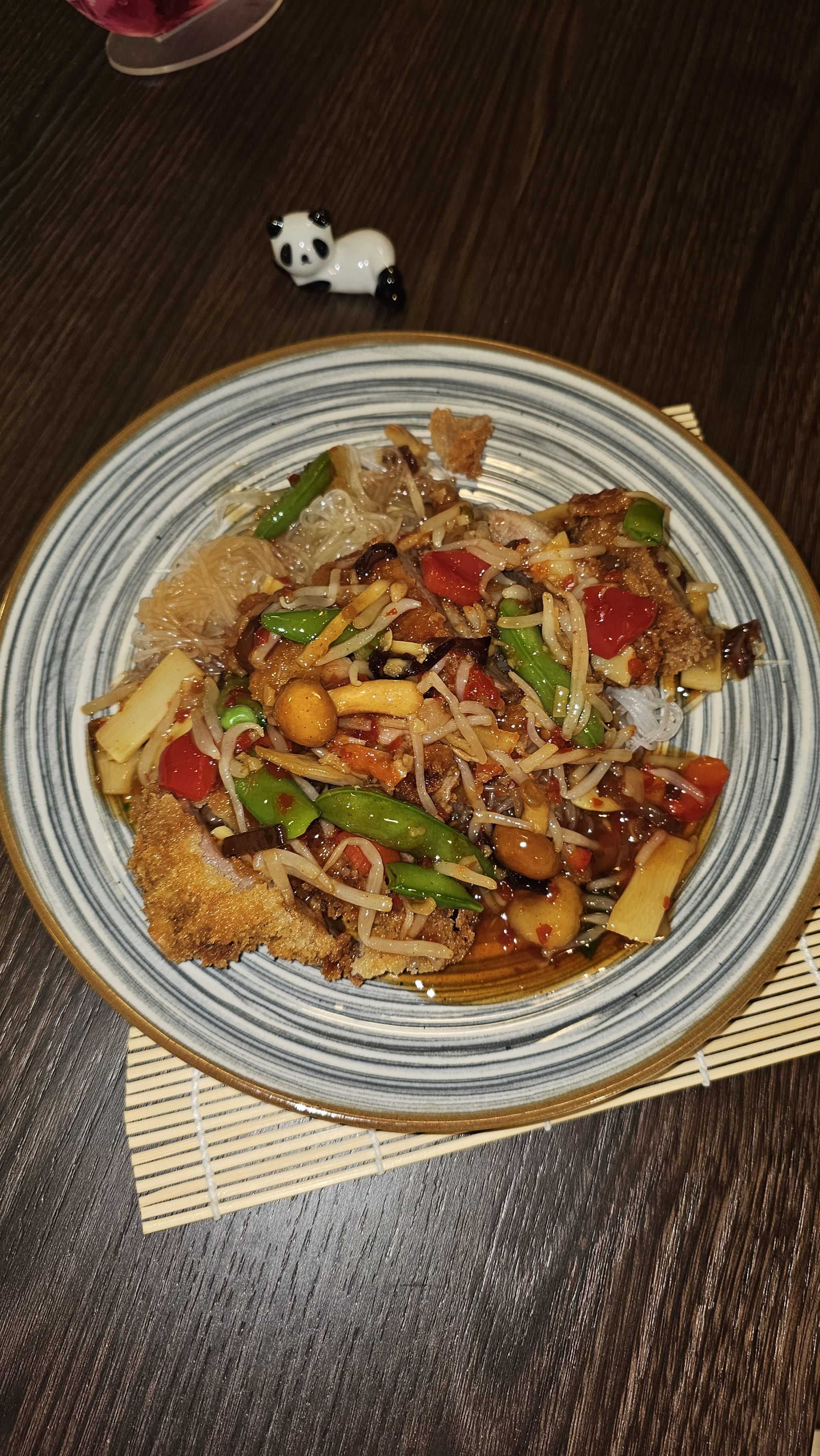 Knusprige Hähnchen mit Glas Nudeln Pikante Sauce sushi in saarlouis