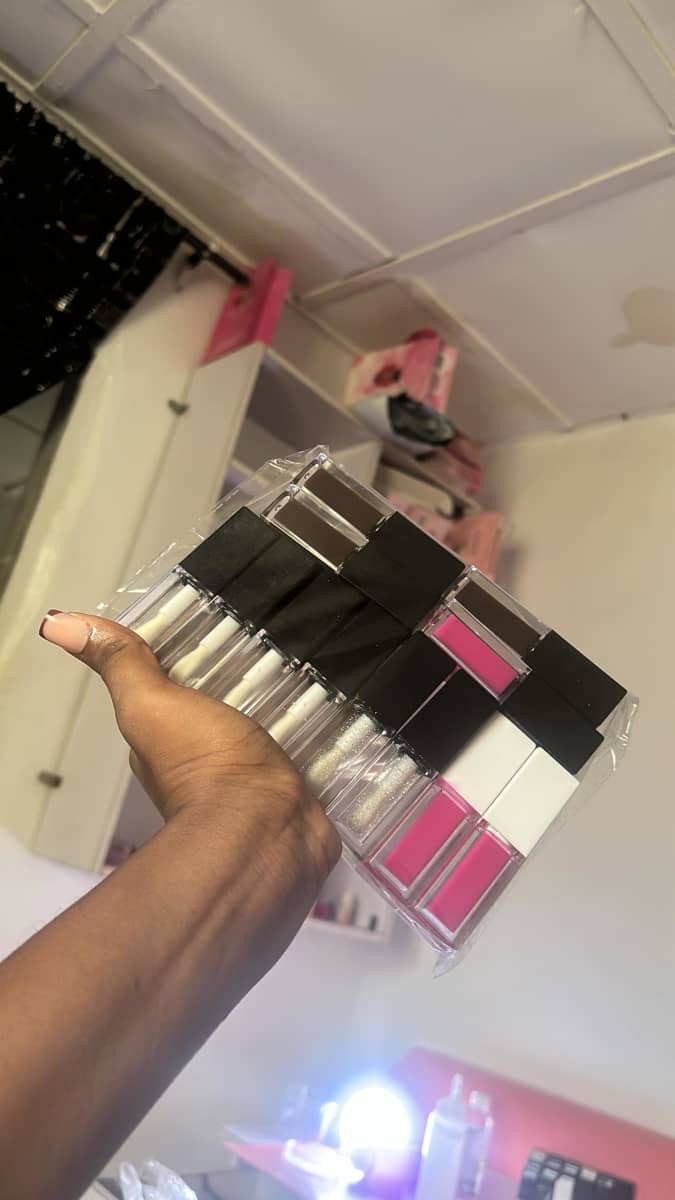 Lipgloss ( all shades of gloss)