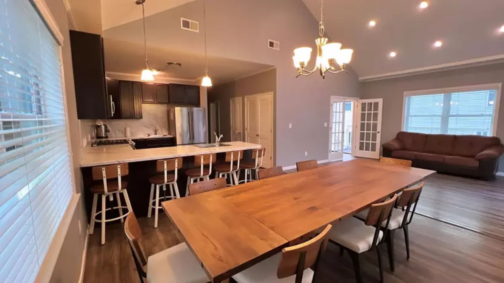 4 Bedroom House in Woodridge - Move-In Ready!