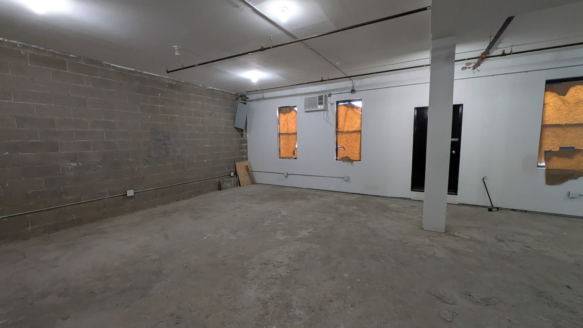 garage / warehouse for rent in Crown Heights area