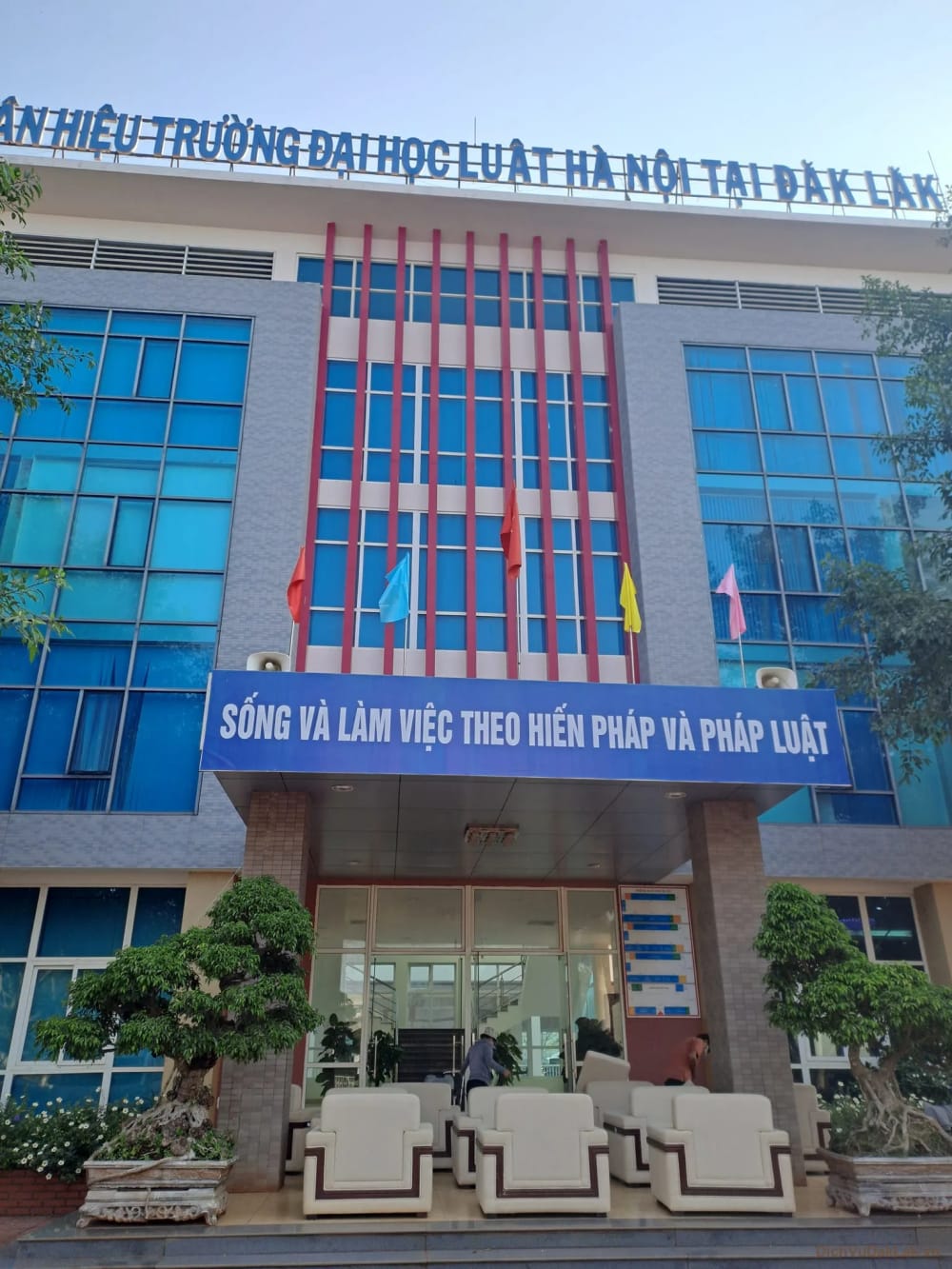 vệ sinh nệm sofa rèm kính trường đại học luật chi nhánh Đắk Lắk