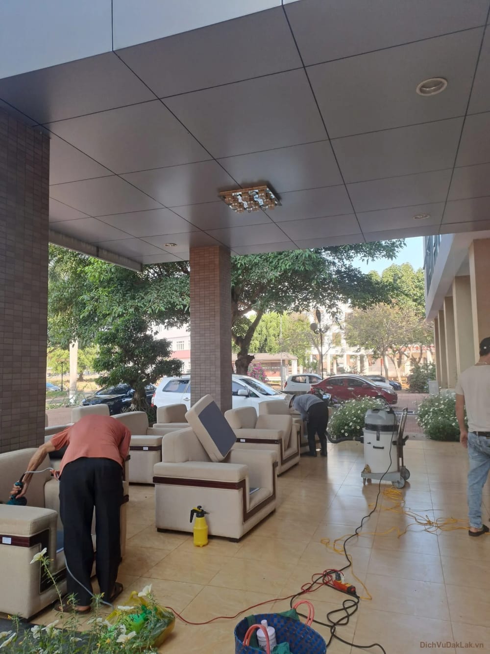 làm vệ sinh ghế sofa, nệm tại bmt