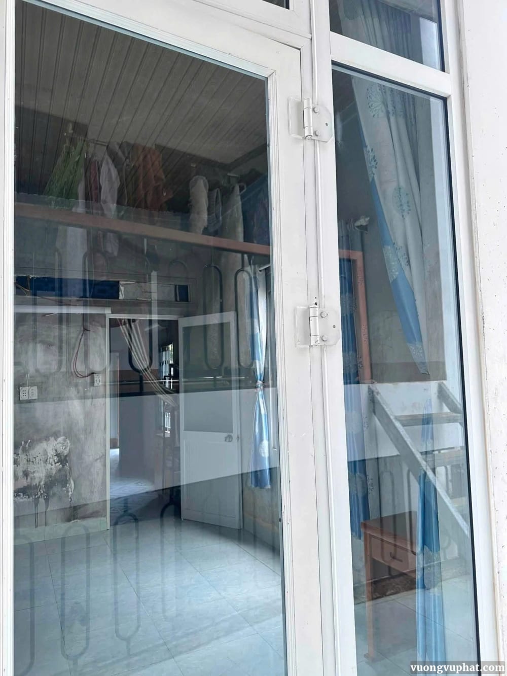 kính sạch sẽ sau khi vệ sinh phan bội châu bnmt