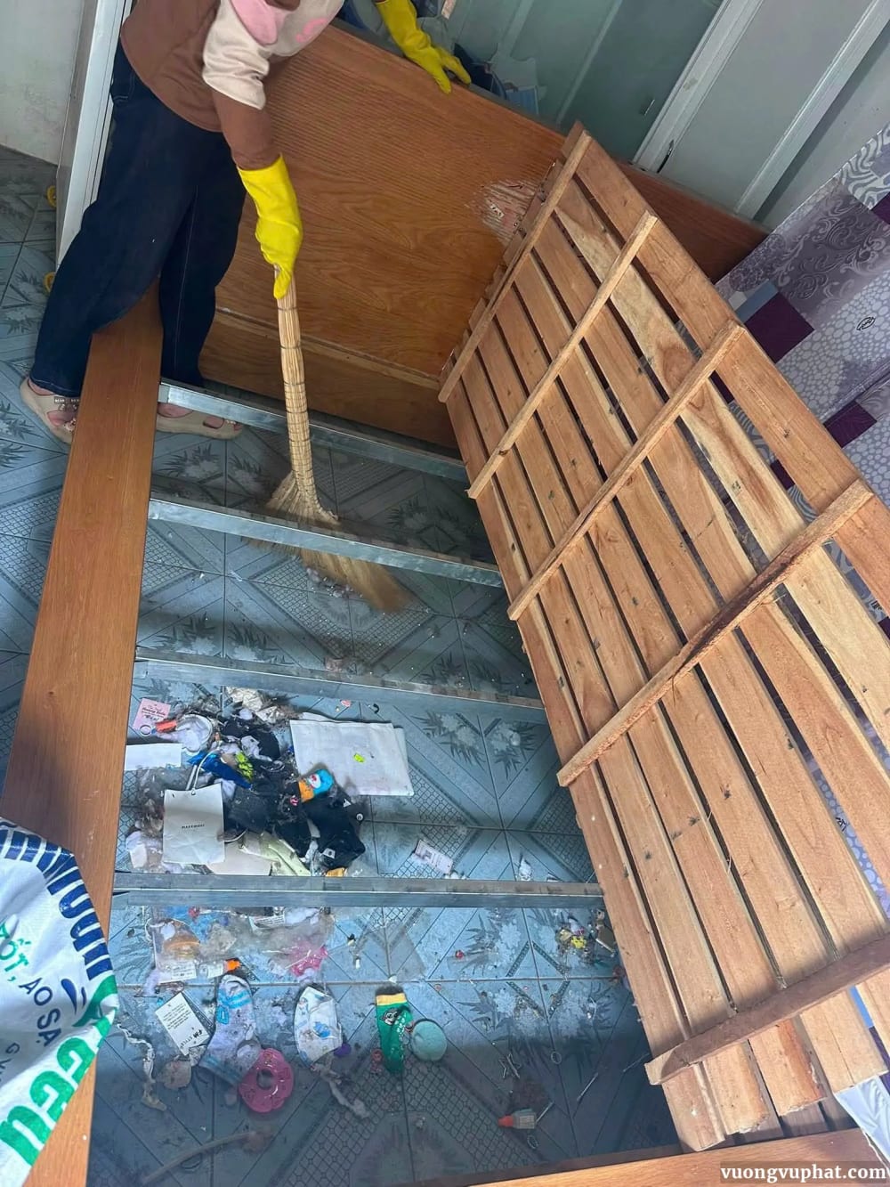 vệ sinh gầm giường nhà cũ tại Phan Bội Châu BMT
