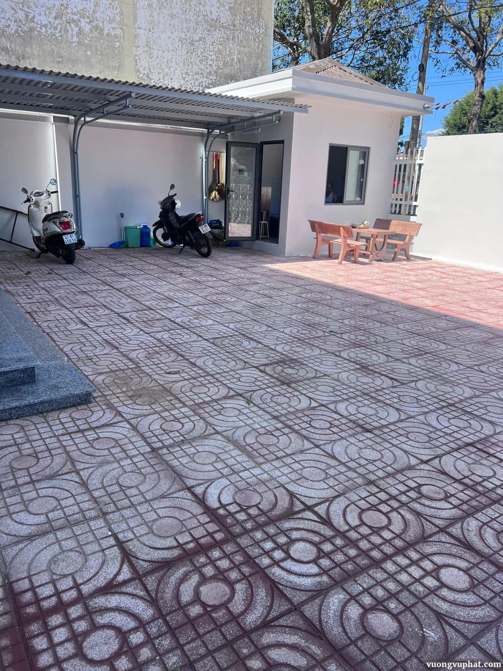 Thi công xây nhà bảo vệ ốp gạch sân và xây tường rào Quỷ tín Dụng Tân Hoà