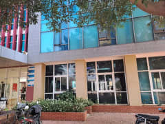 vệ sinh kính trường đại học tại BMT