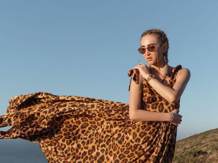 С новой прической: Бузова в леопардовом мини-платье с многослойной юбкой устроила танцы на камеру