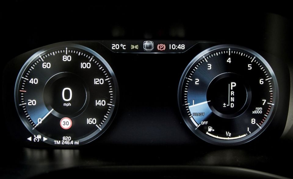 Volvo XC60 T6 AWD dashboard