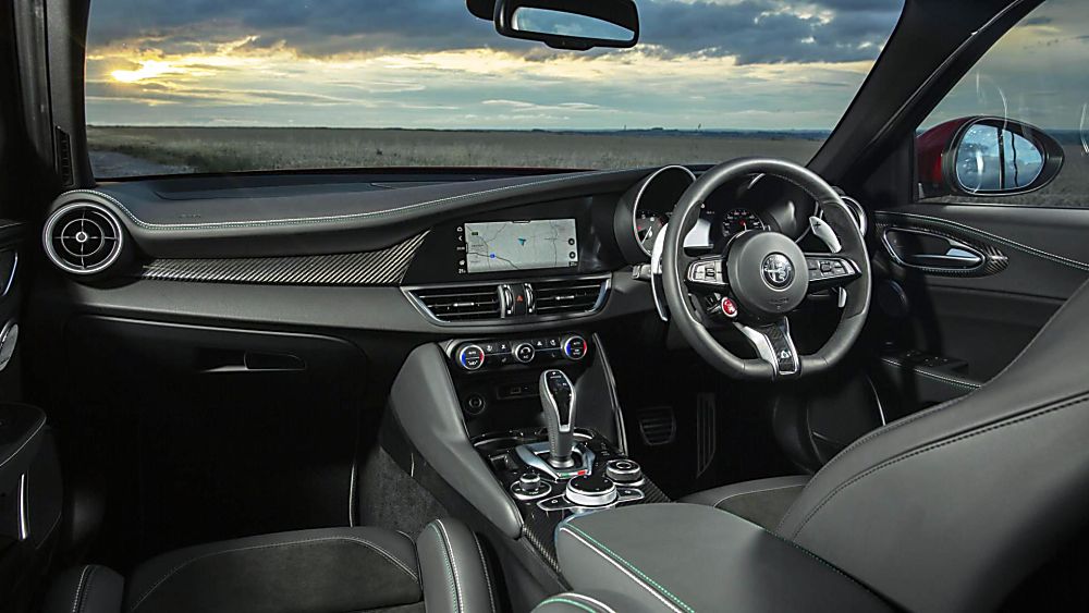 Alfa Romeo Giulia Quadrifoglio Verde Cockpit