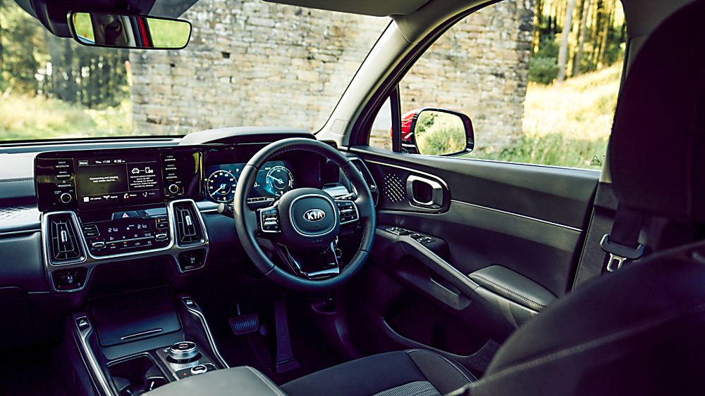 MERCEDES-BENZ: New C-Class saloon and estate revealed - Cockpit