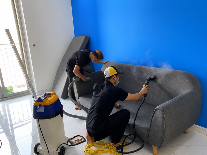 Quy trình vệ sinh sofa chuyên nghiệp bằng máy phun hút công nghiệp Nhân viên Không Gian Sạch giặt sofa tại nhà bằng máy phun hút chuyên dụng