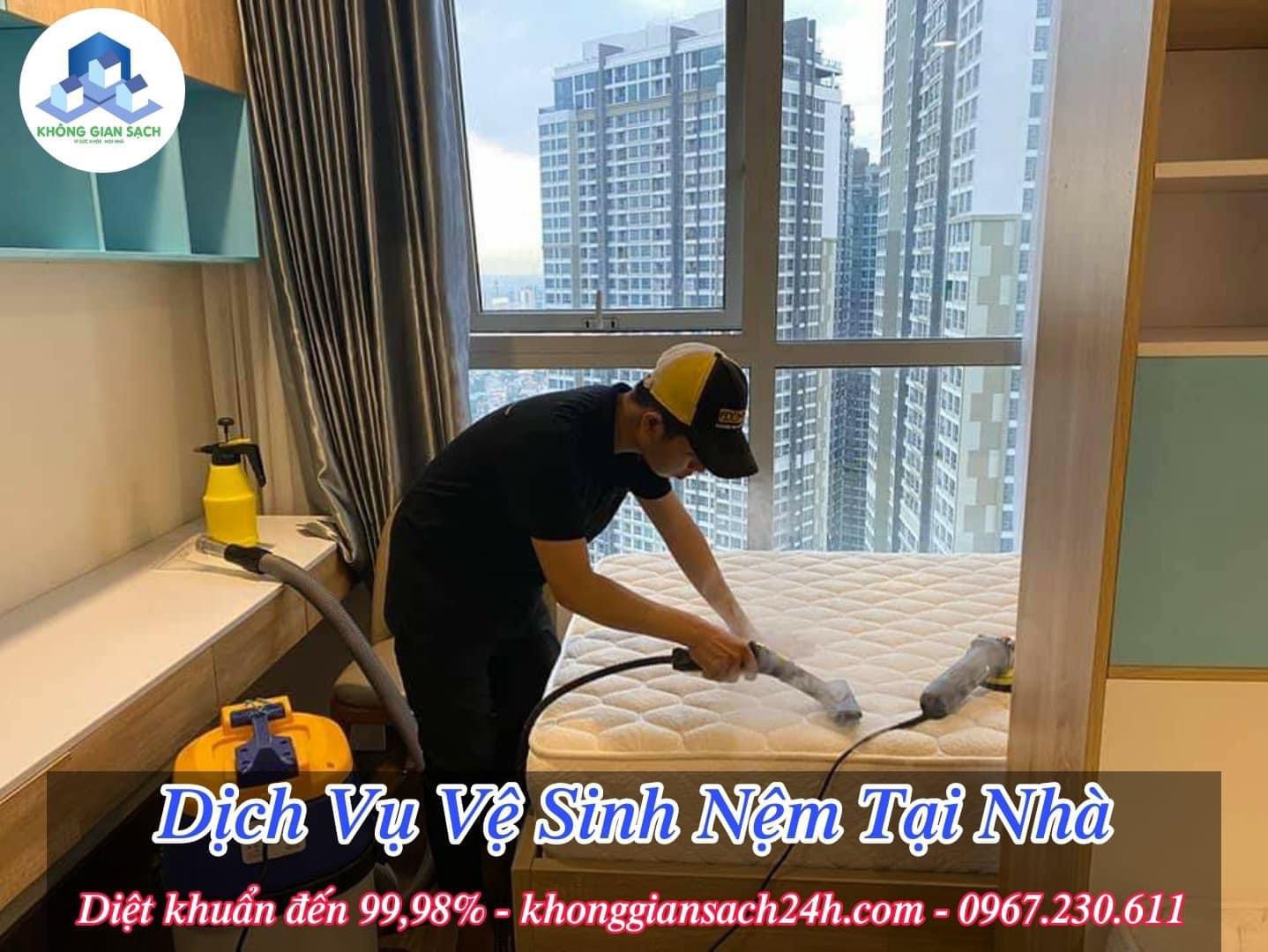 nhan-vien-ve-sinh-khong-gian-sach-dang-thuc-hien-viec-ve-sinh-nem
