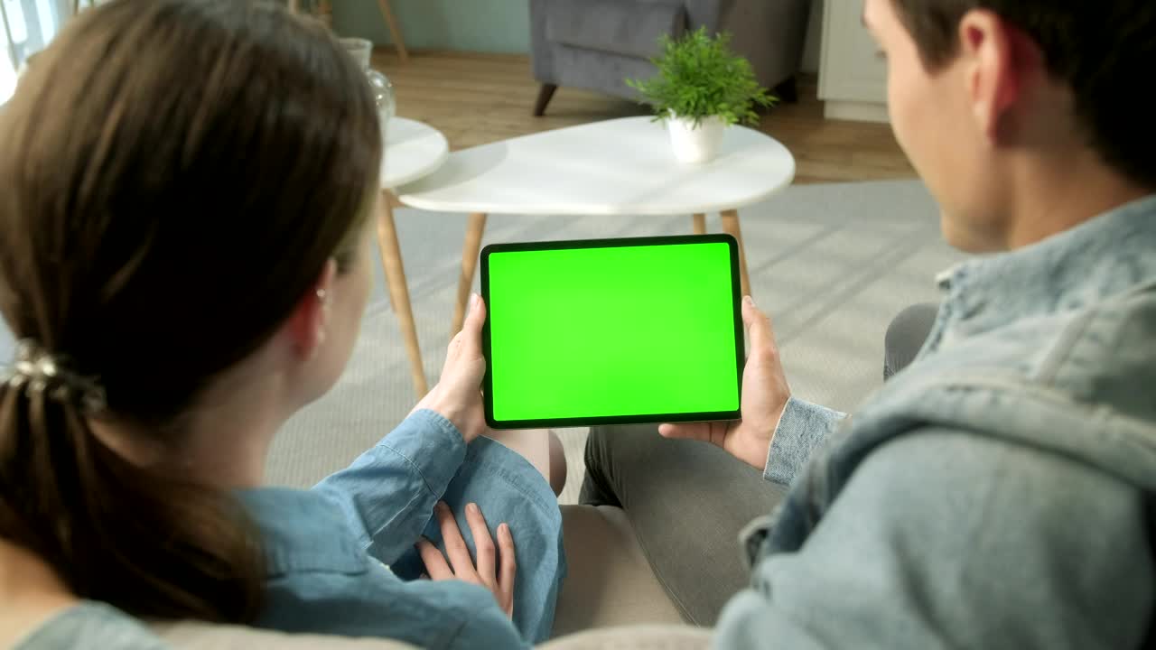 Couple Holding Green Screen preview