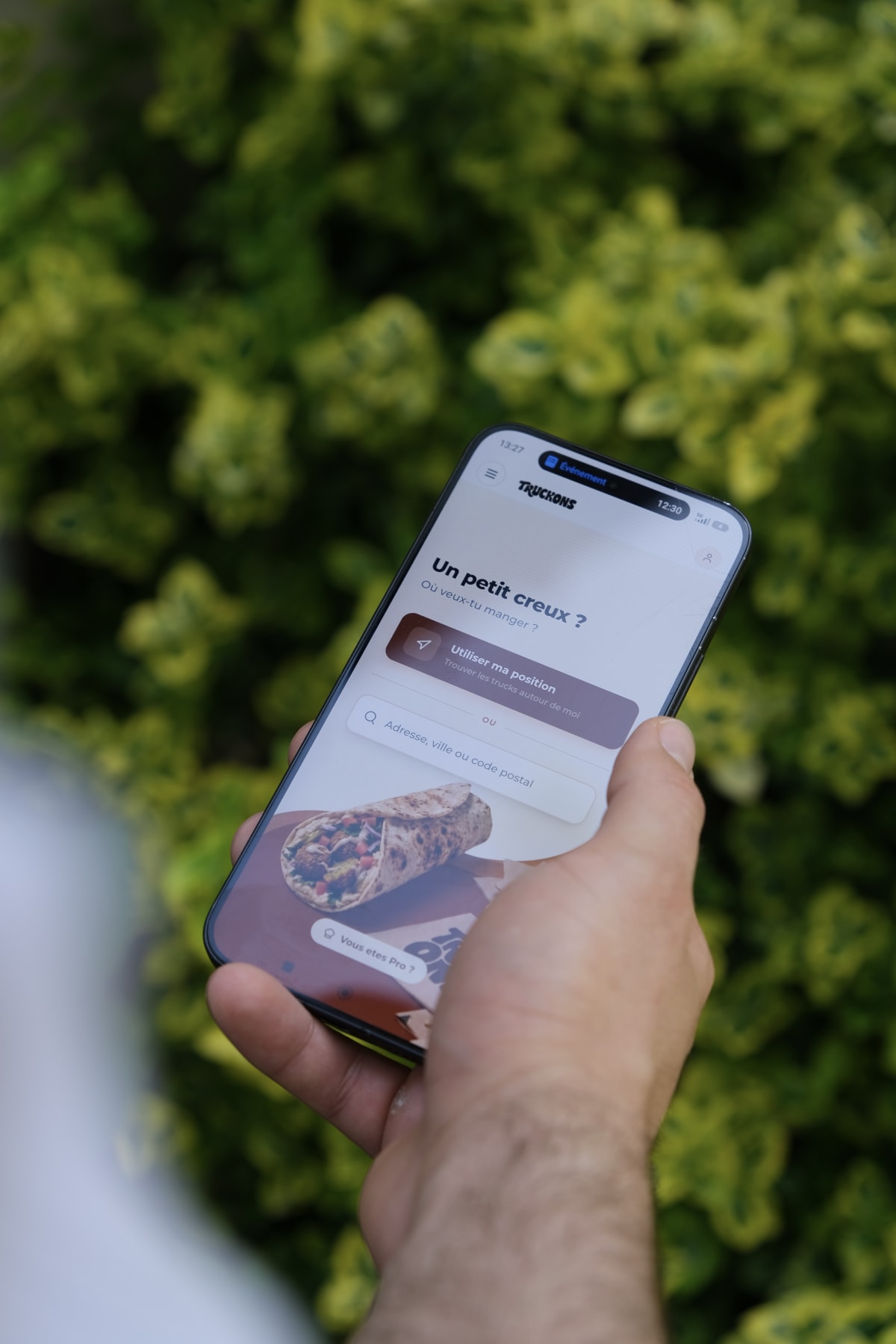 Personne consultant l'app Truckons en extérieur pour trouver un food truck le midi à Rennes