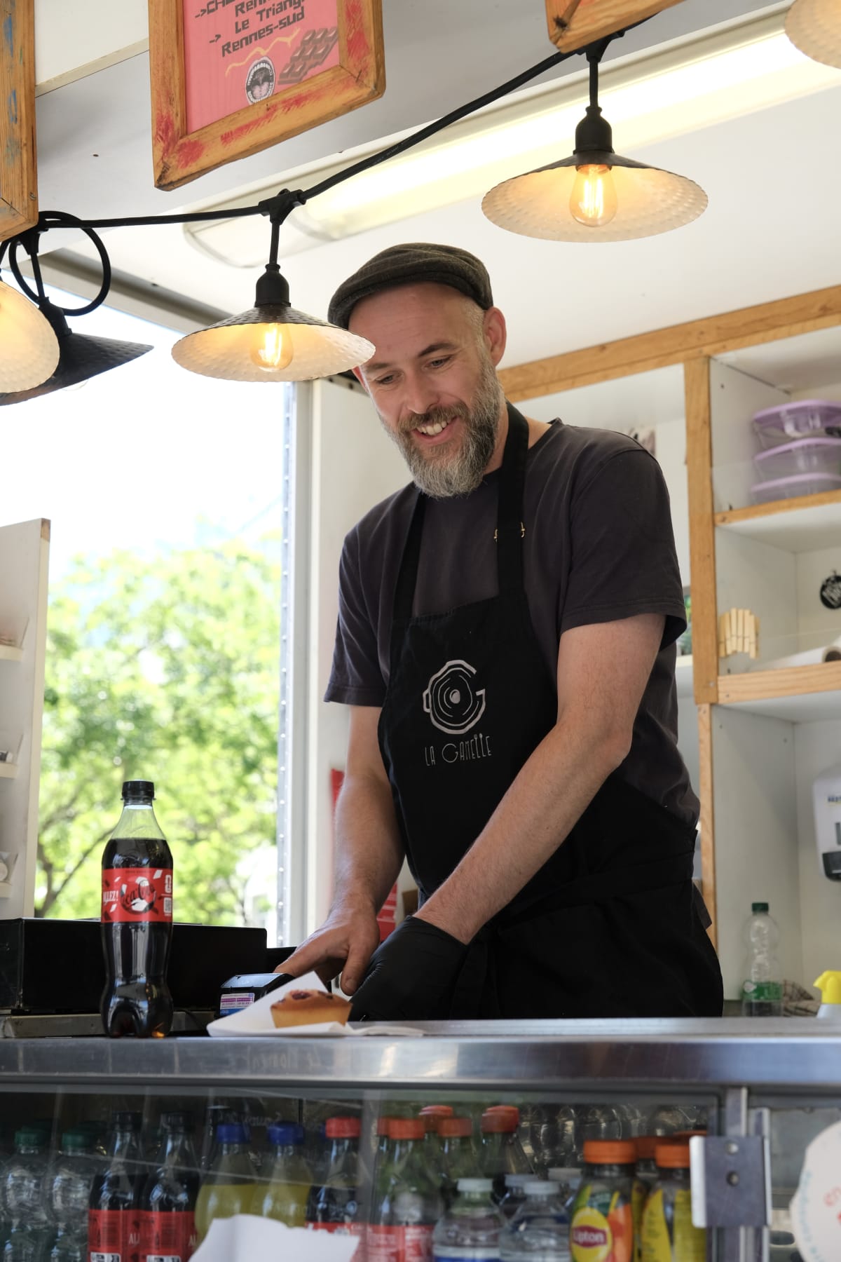 Un food trucker de La Gamelle prépare une commande à Rennes