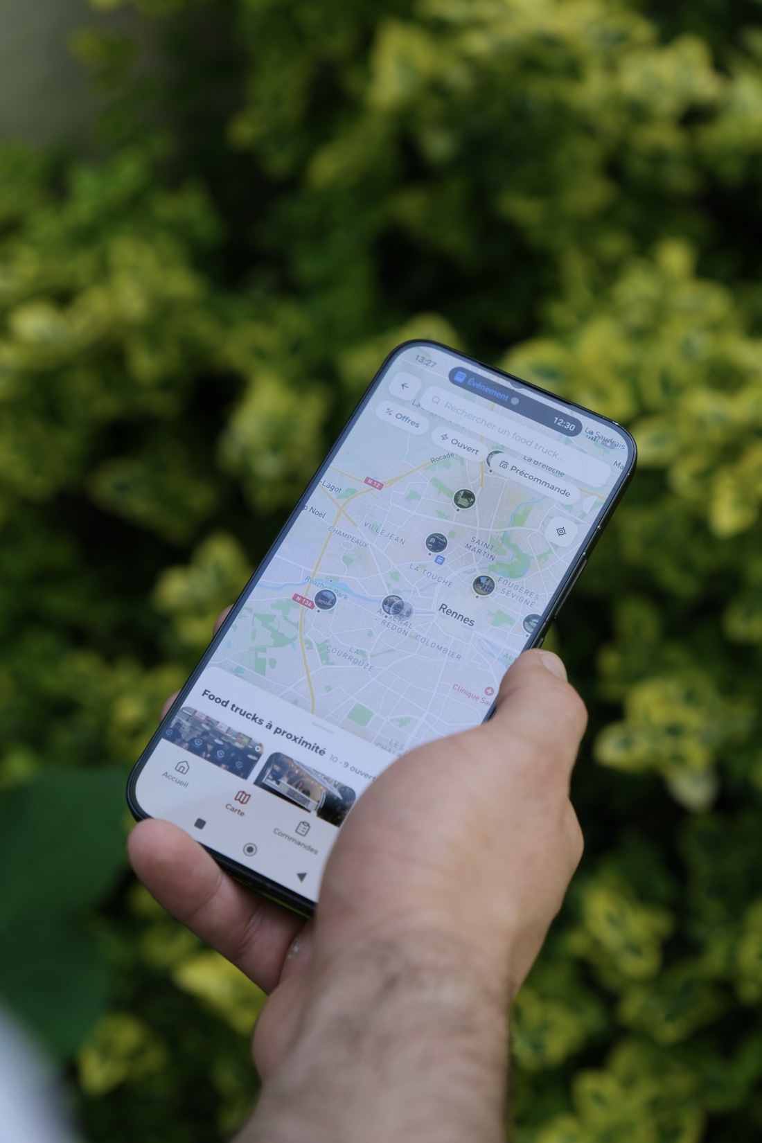 Food truck en service à midi, avec smartphone affichant l'app de commande