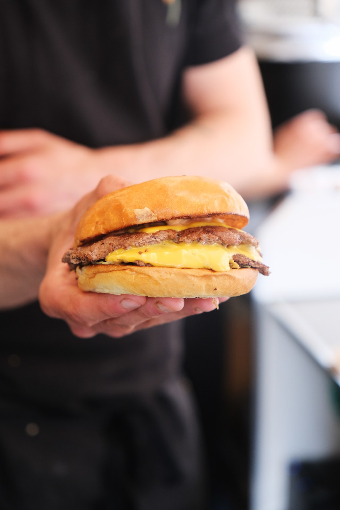 Smash burger fait maison servi à la fenêtre du food truck La Bolinette à Rennes