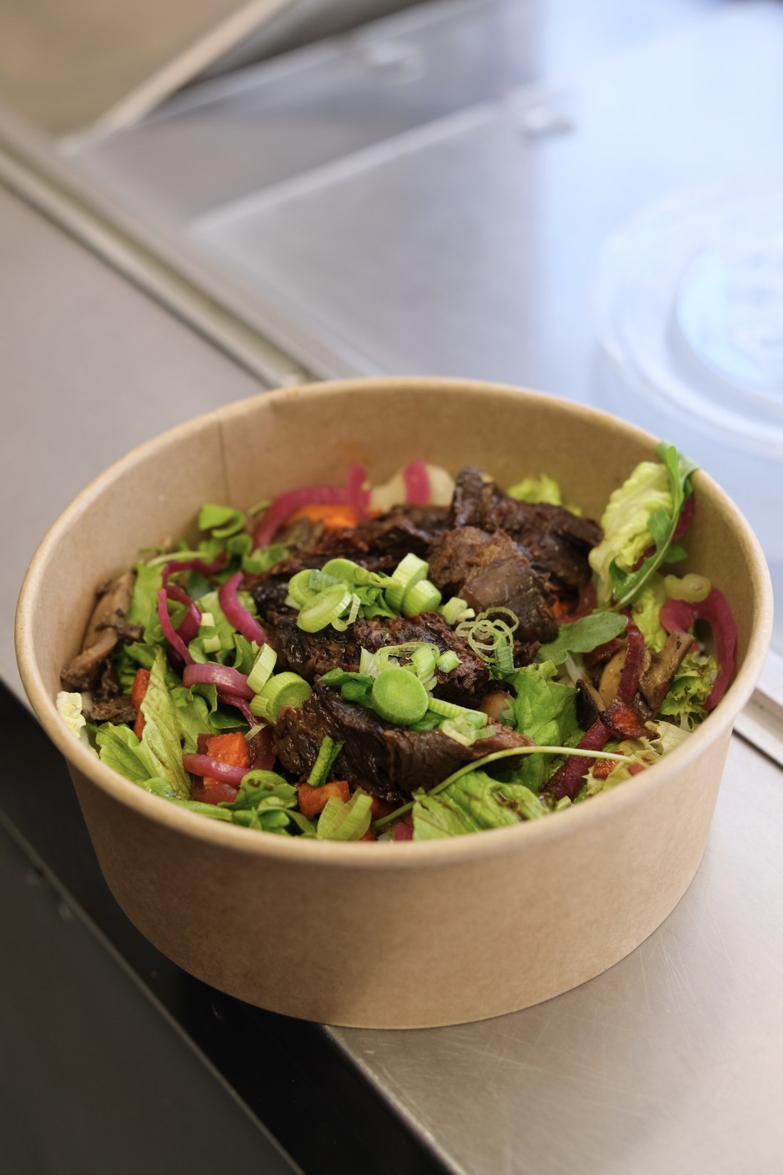 Bowl gourmet boeuf, légumes et oignons rouges marinés servi par La Gamelle food truck à Rennes