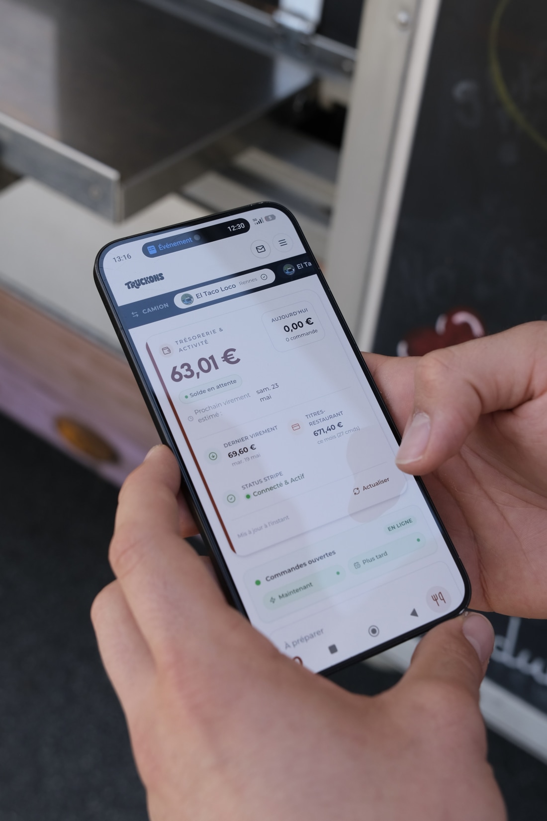 Écran de l'app pro Truckons en main : trésorerie du jour, solde en attente, Titres-Restaurant, statut Stripe