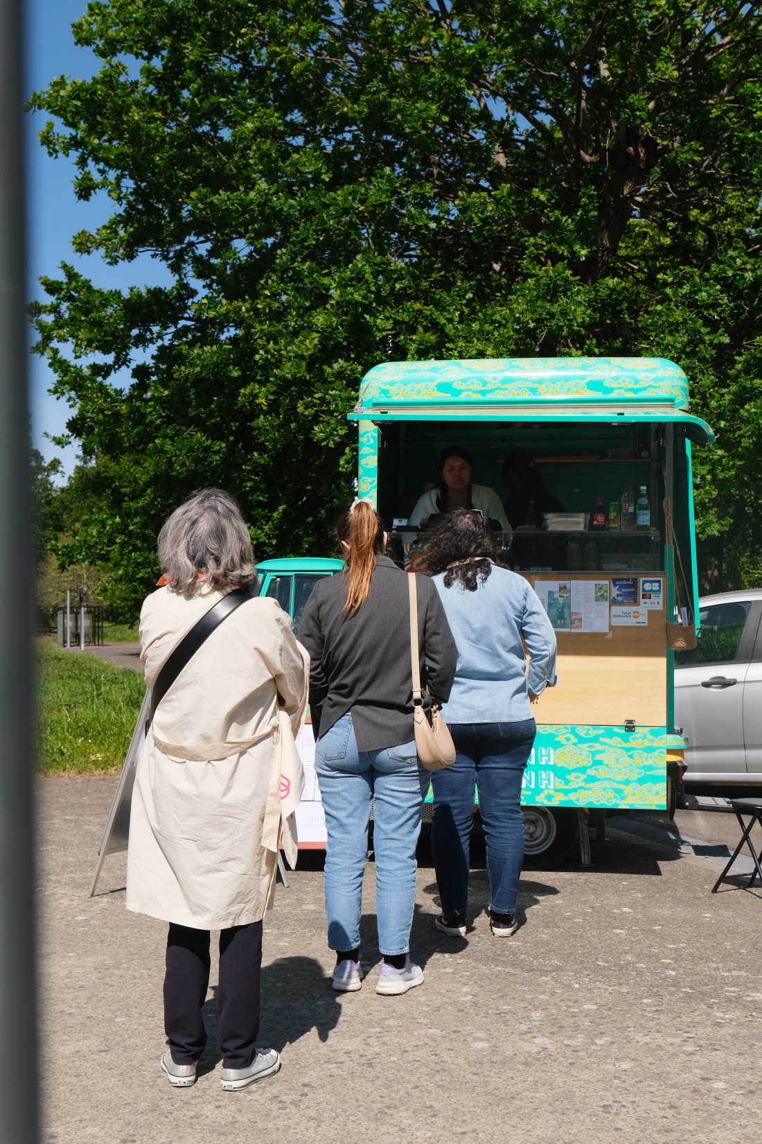 Trois clientes au comptoir du food truck Banh Banh pendant le service de midi