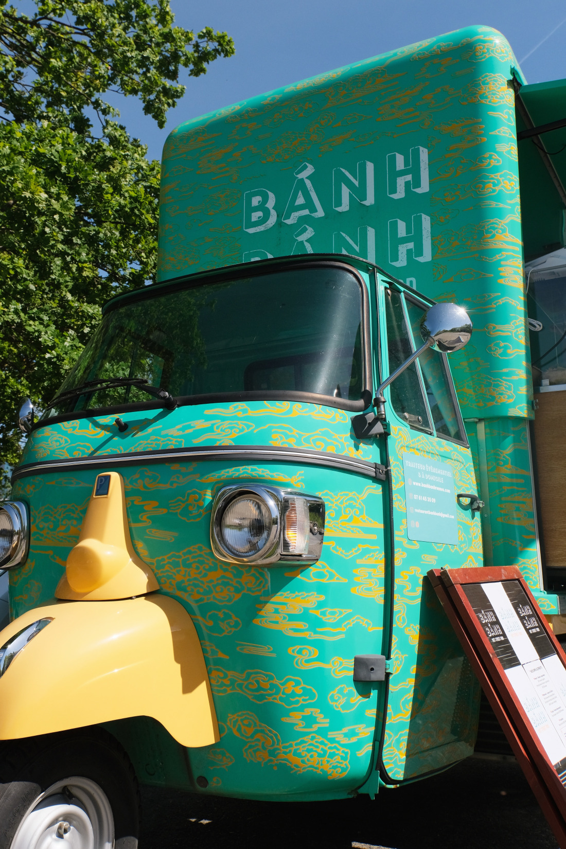 Le food truck Banh Banh à Rennes, design turquoise et jaune avec calligraphie vietnamienne sur la cabine