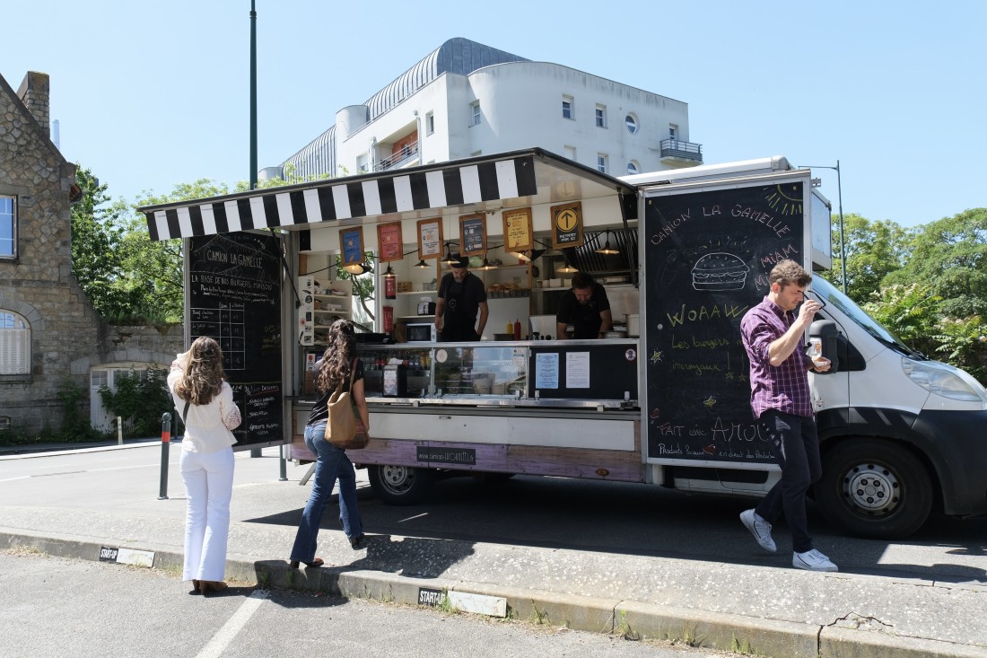 Le food truck La Gamelle en service à Rennes, ardoises avec menu du jour visibles, clients devant le comptoir