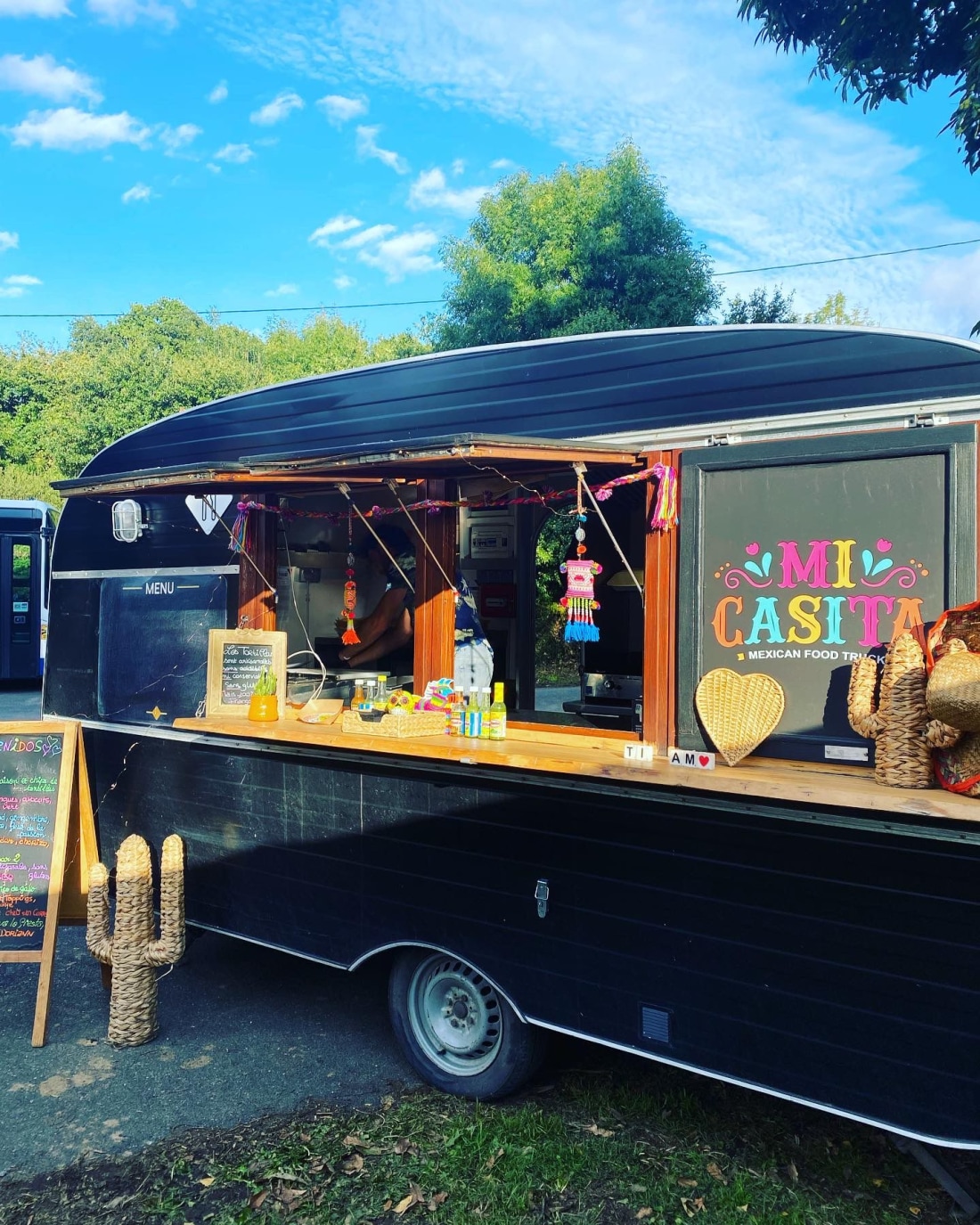Le food truck Mi Casita à Rennes — caravane noire avec logo coloré « MI CASITA Mexican Food Truck » et décoration cactus