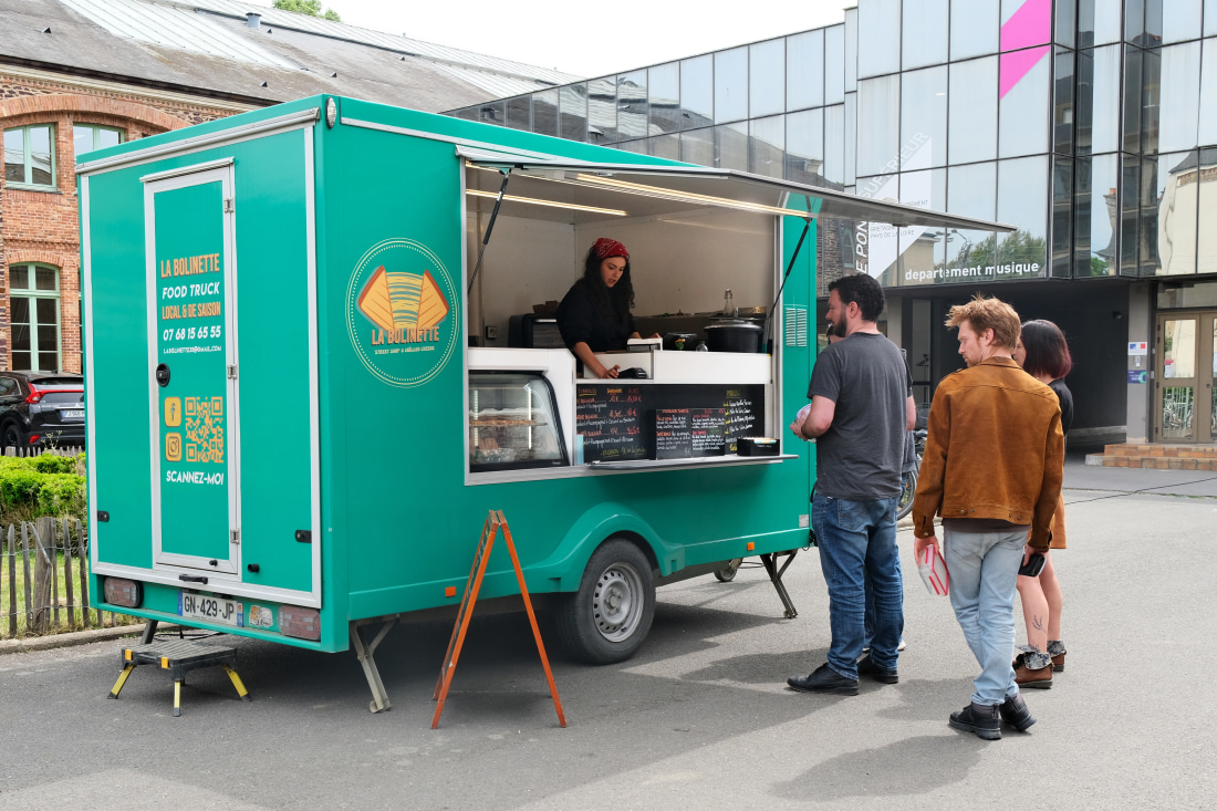 Le food truck rennais La Bolinette en service le midi, des clients qui commandent au comptoir