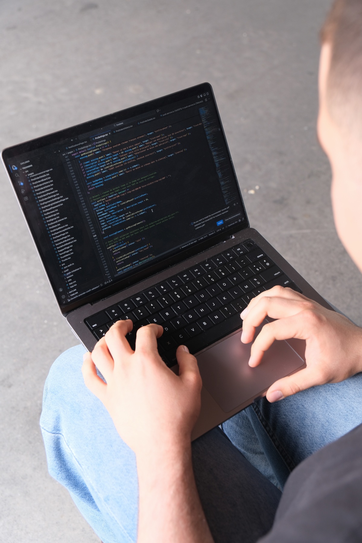 Session de travail tardive sur Truckons : ordinateur, code à l'écran, l'app en cours de développement