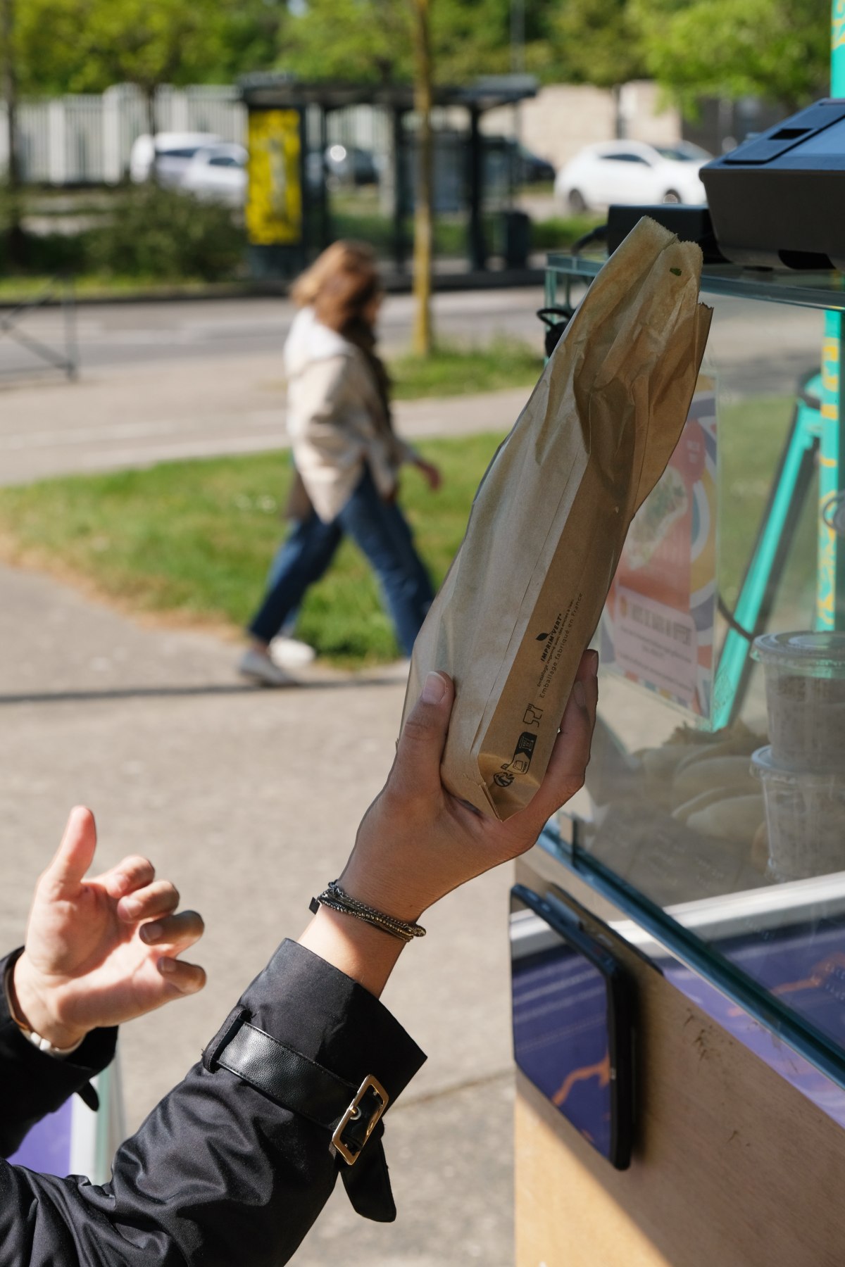 Cliente récupérant son sac de banh mi au food truck Banh Banh à Rennes