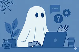 Asesora con auriculares brindando ayuda frente a una computadora