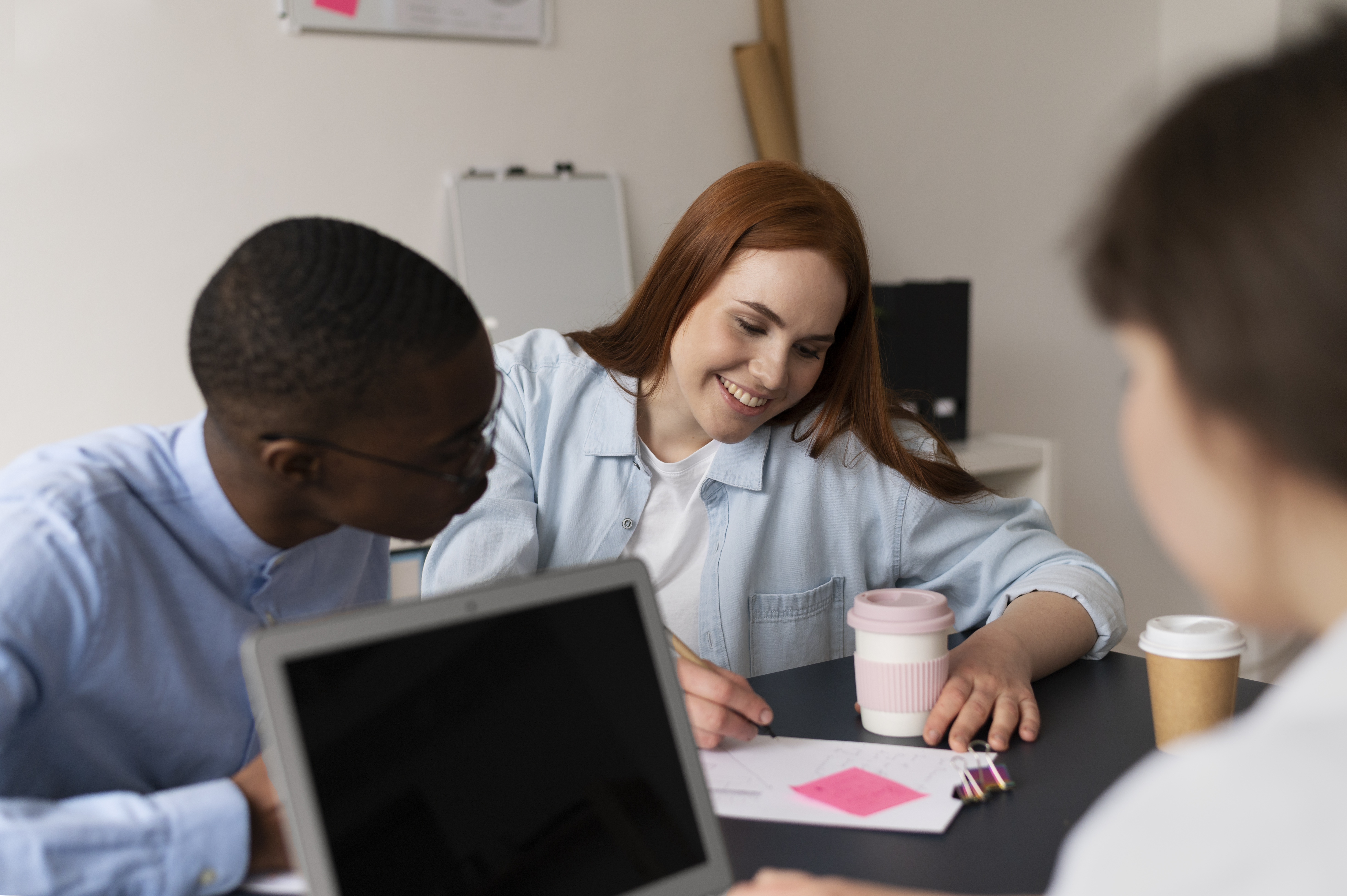 Le concept du café–coworking : travailler, créer, rencontrer