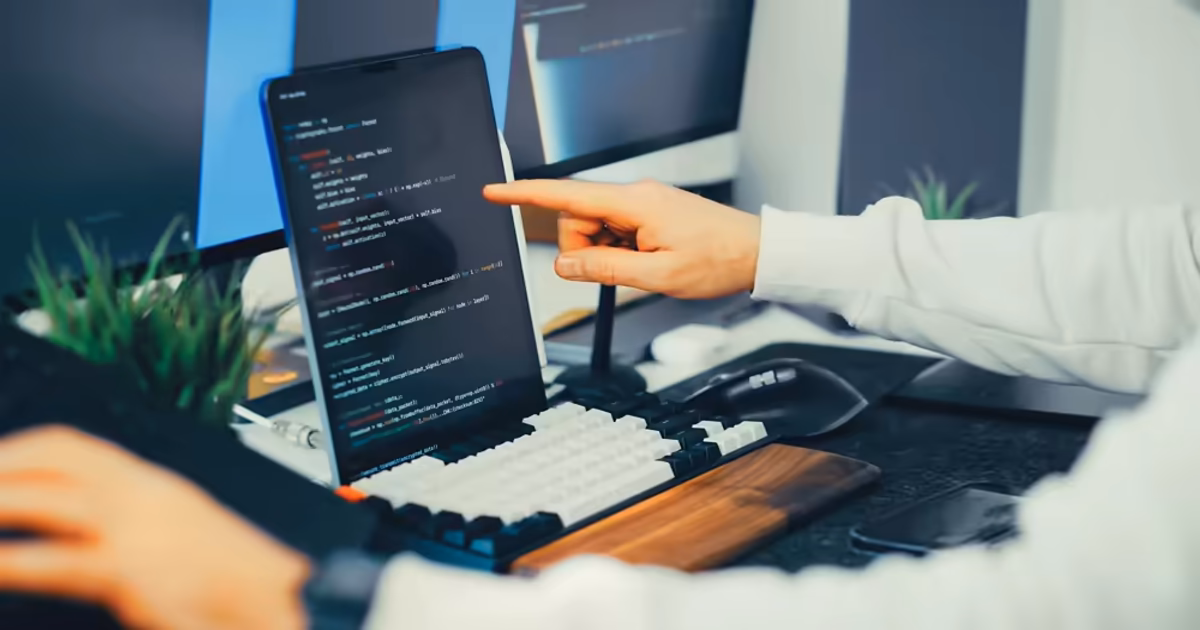 Dashboard em notebook usado para mapear sinais de marca e entidades no SEO