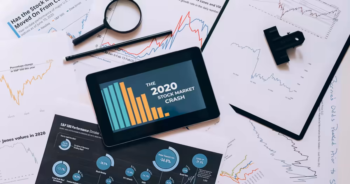 Profissionais revisando gráficos em notebook durante auditoria de entidades para SEO